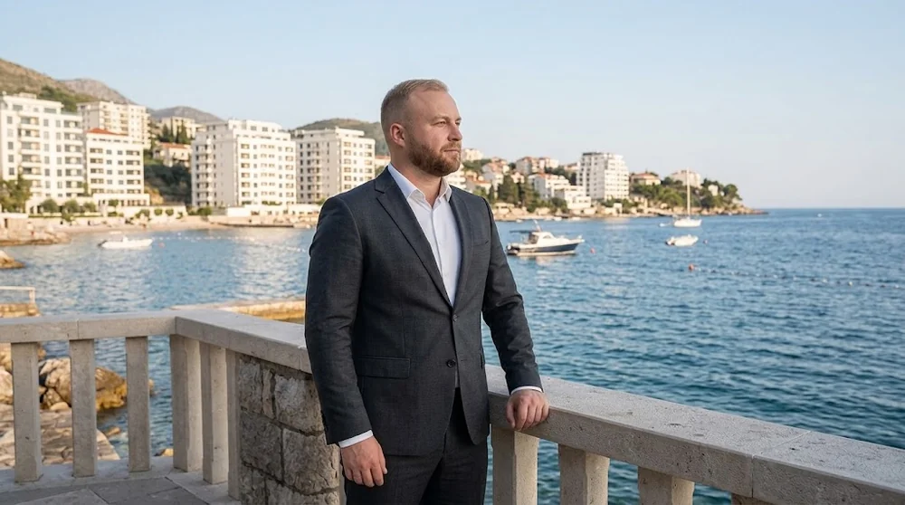 Realitní expert Oleg u nemovitosti v první linii u moře v Černé Hoře