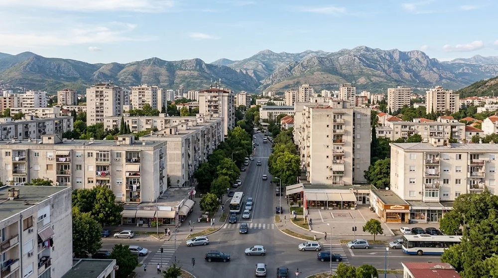 Rezidenční část Podgorice s městskou infrastrukturou a horami v pozadí