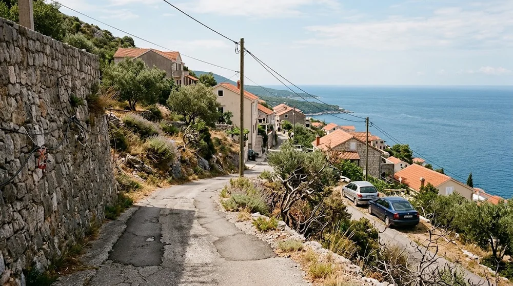 Přístupová cesta a infrastruktura u domů na poloostrově Luštica