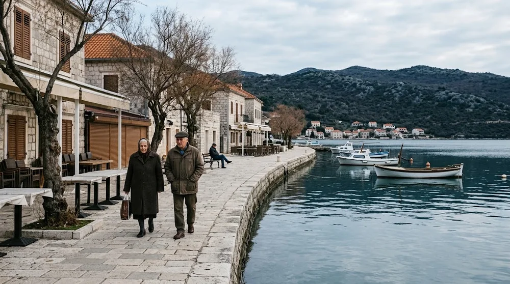 Klidné pobřeží Luštice mimo hlavní turistickou sezonu